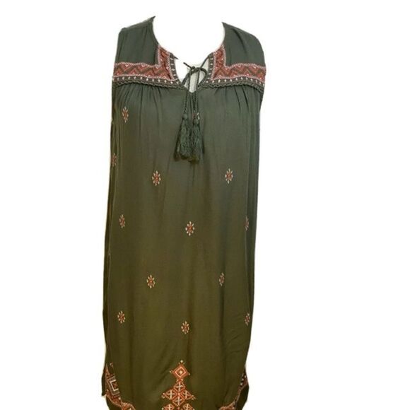 ✨14th Place Embroidered Tank Dress✨ - Picture 3 of 6